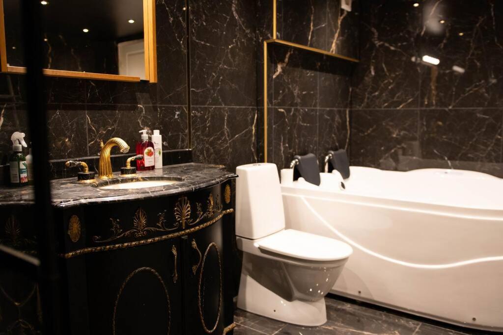 Historical Malt Factory Apartment, 6 Bedrooms, Sleeps 12 , Hot Tub Helsingborg Exterior foto