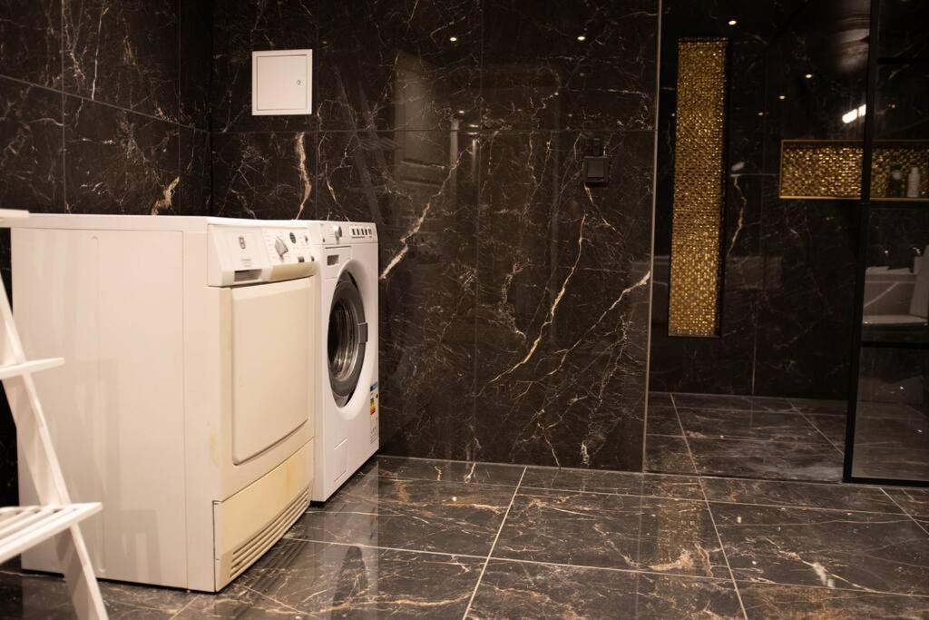 Historical Malt Factory Apartment, 6 Bedrooms, Sleeps 12 , Hot Tub Helsingborg Exterior foto
