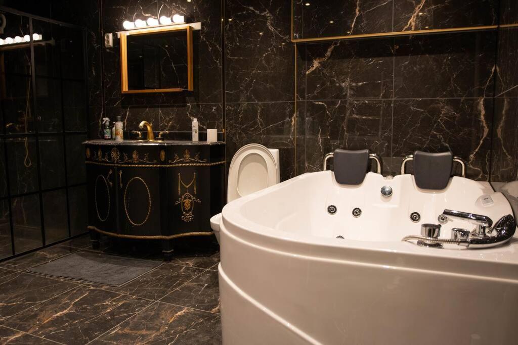Historical Malt Factory Apartment, 6 Bedrooms, Sleeps 12 , Hot Tub Helsingborg Exterior foto