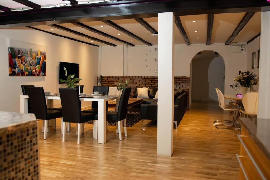 Historical Malt Factory Apartment, 6 Bedrooms, Sleeps 12 , Hot Tub Helsingborg Exterior foto